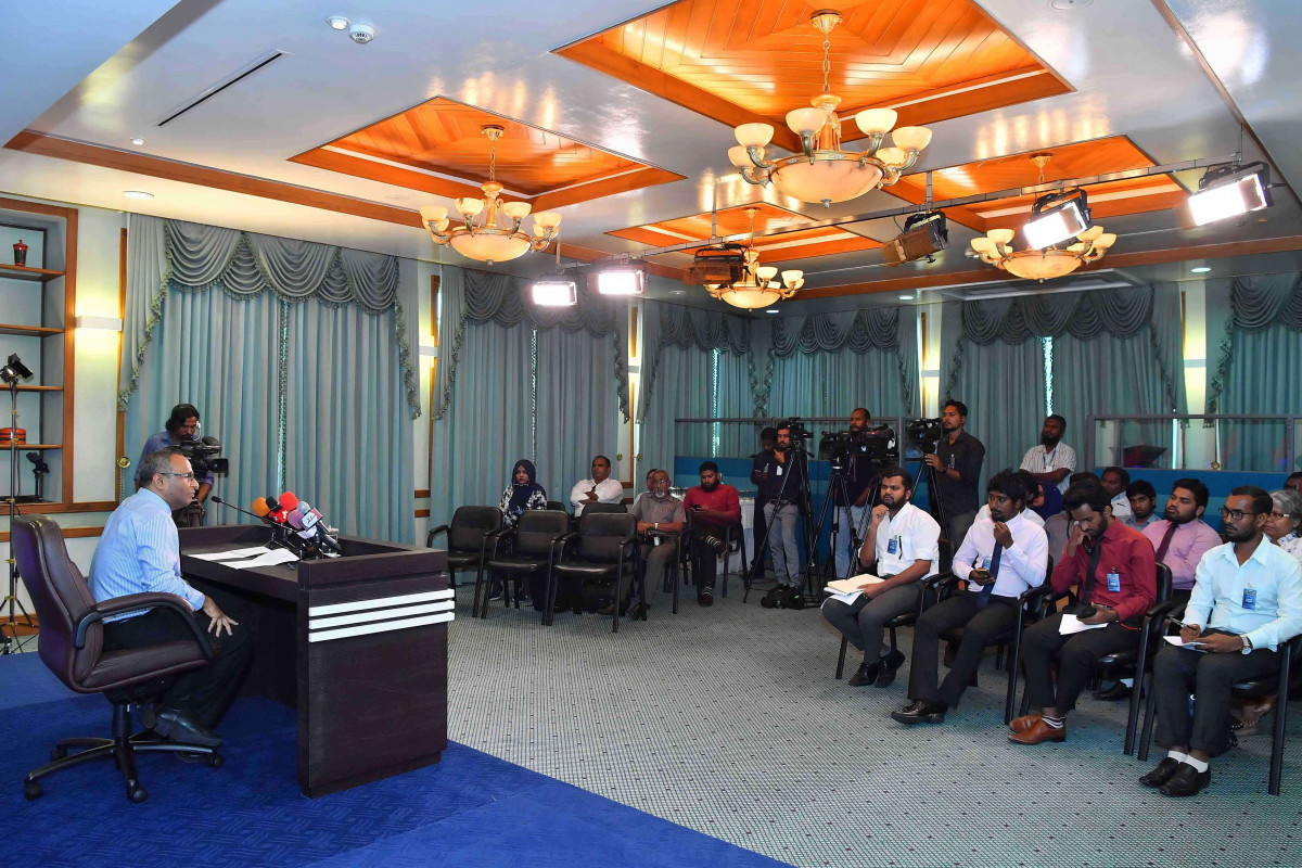 ކޮމިޝަންގެ ރައީސް ހުސްނުއްސުއޫދު ވިދާޅުވީ މީގެ އިތުރުން ވެސް އާންމުންގެ ފަރާތުން ހުށަހަޅާ މައްސަލަތަކަށް ރިޔާއަތްކޮށް، އިތުރު މައްސަލަތައް ބަލަން ނިންމުން އެކަށީގެންވާ ކަމަށް -- ފޮޓޯ: ރައީސް އޮފީސް