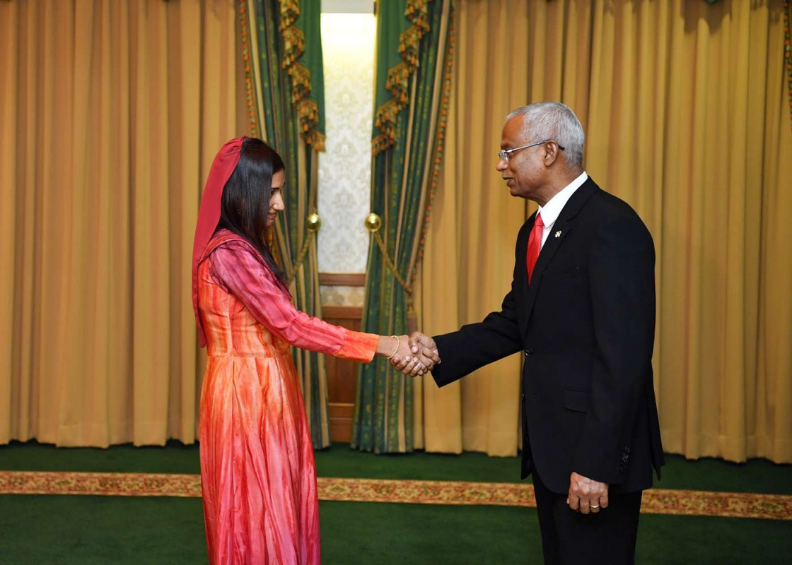 ރައީސުލްޖުމްހޫރިއްޔާ، އެޓަރަނީ ޖެނެރަލް އޮފީހުގެ ޑެޕިއުޓީ އެޓަރނީ ޖެނެރަލްގެ މަޤާމަށް ޢައްޔަންކުރައްވާފައިވަނީ މާފަންނު ނިޔަދުރުމާގެ ޚަދީޖާ ޝަބީން -- ފޮޓޯ: ރައީސް އޮފީސް