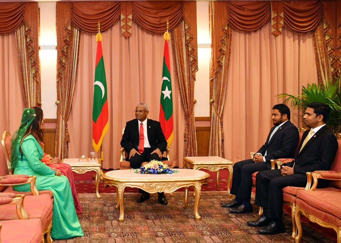 އިފްހާމް ޙުސައިންއަކީ އޮސްޓްރޭލިއާގެ ޔުނިވަރސިޓީ އޮފް ސަދަރން ކުއީންސްލަންޑުން މާސްޓަރސް އޮފް އެޑިއުކޭޝަން ހާސިލުކުރައްވައި، ހަމަ އެ ޔުނިވަރސިޓީން ބެޗެލަރސް ޑިގްރީ އިން އަރލީ ޗައިލްޑްހުޑް، ހާސިލުކުރައްވާފައިވާ ބޭފުޅެއް -- ފޮޓޯ: ރައީސް އޮފީސް