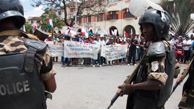 މުޒާޙަރާގެ ބައިވެރިންގެ ކުރިމަތީގައި ހަތިޔާރު އެޅި ސިފައިން އެތުރިލައިގެން