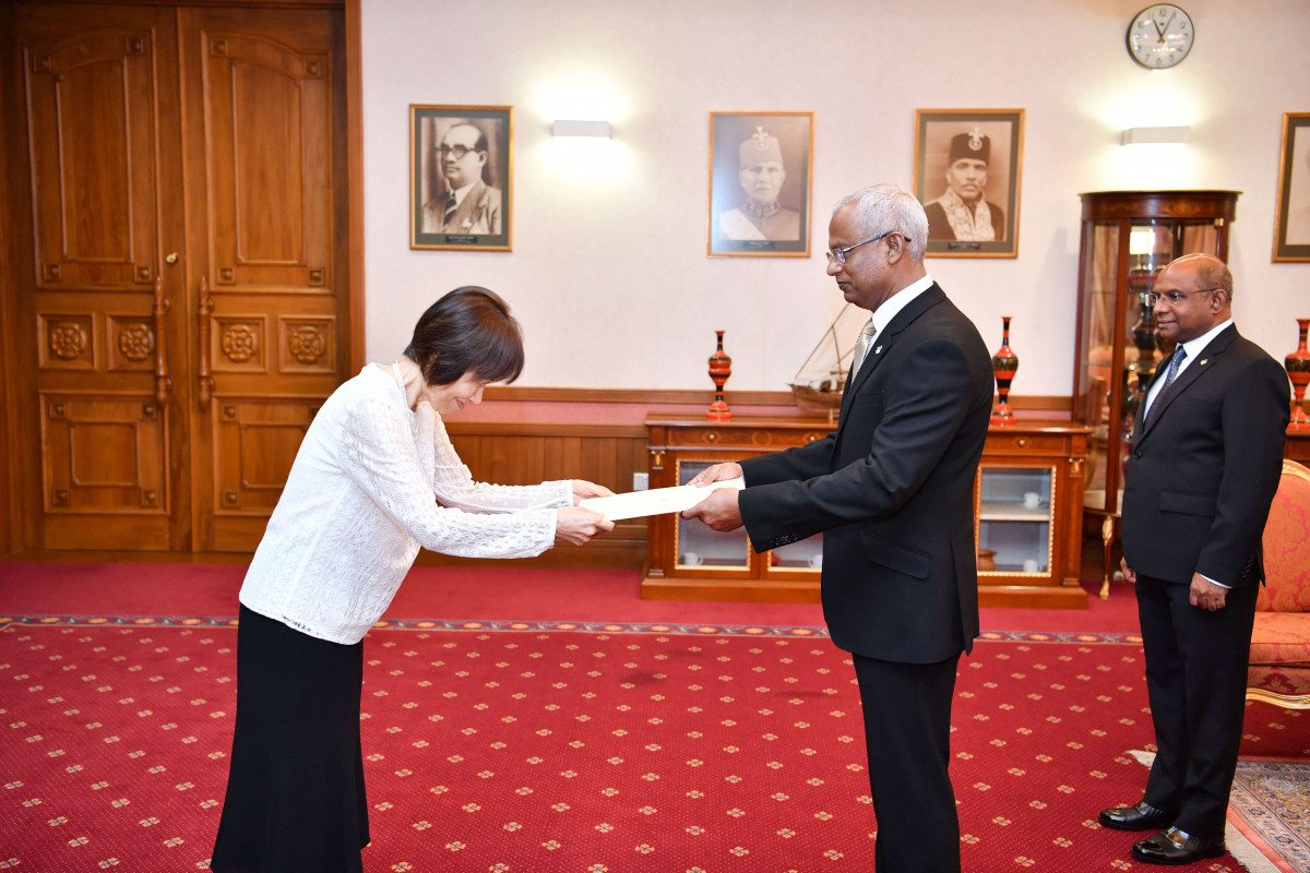 ރައީސުލްޖުމްހޫރިއްޔާގެ އޮފީހުގައި ބޭއްވެވި މި ރަސްމިއްޔާތުގައި، ފަތްކޮޅު އެރުވުމަށްފަހު، ޖަޕާނުގެ އާ ސަފީރާ ރައީސުލްޖުމްހޫރިއްޔާ ބައްދަލުކުރައްވައި، އެކަމަނާ ސަފީރުކަމާ ހާވާލުވެވަޑައިގަތުމާ ގުޅިގެން ތަޙުނިޔާ ވިދާޅުވި -- ފޮޓޯ: ރައީސް އޮފީސް