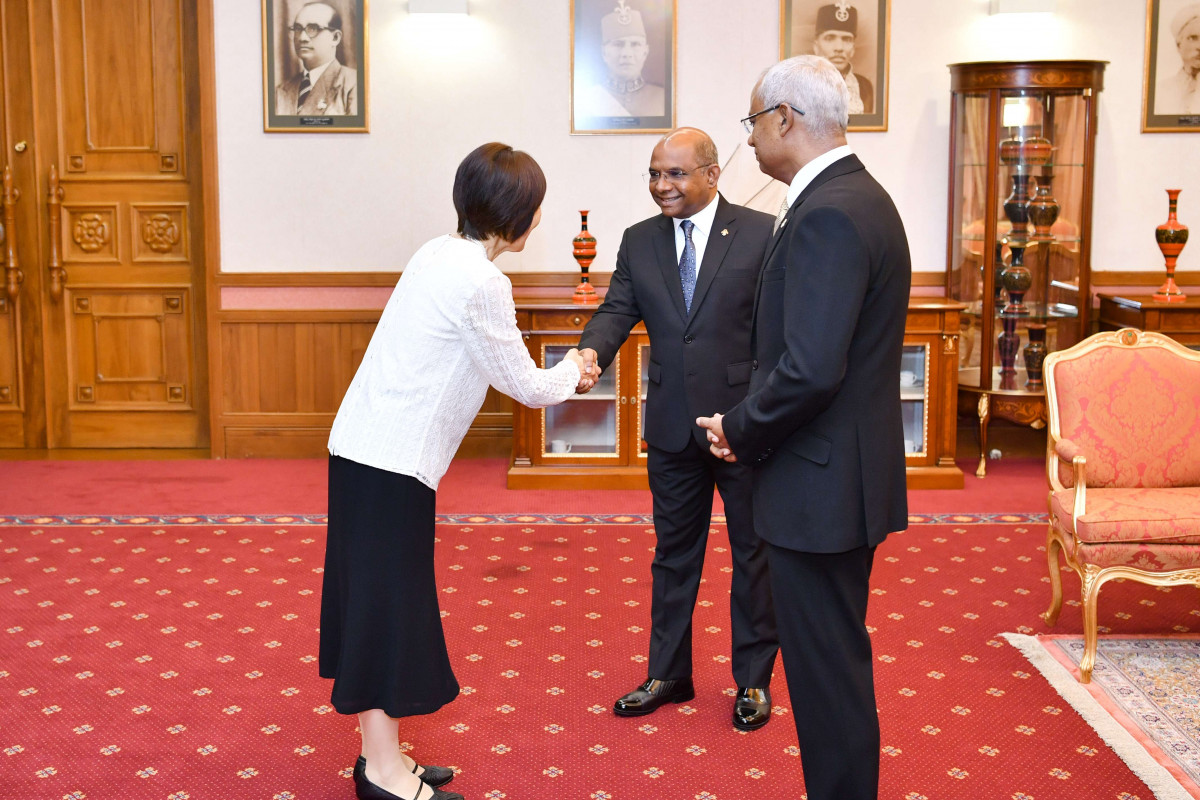 ރައީސްގެ ވާހަފުޅުގައި ޖަޕާނު ސަރުކާރުން ރާއްޖޭގައި ސްކޫލް އިމާރާތްކުރުމަށް ދެއްވާފައިވާ އެހީތެރިކަމަށާއި މާލެ ވަށައި ލާފައިވާ ބޭރު ތޮށި ލުމުގައި ޖަޕާނު ސަރުކާރުން ވެދެއްވާފައިވާ އެހީތެރިކަން ޚާއްޞަގޮތެއްގައި ފާހަގަކުރެއްވި -- ފޮޓޯ: ރައީސް އޮފީސް