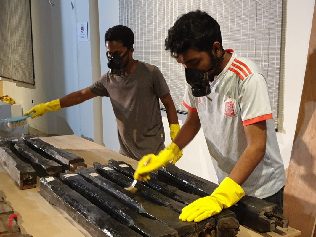 ކަޅުވަކަރު މިސްކިތުގެ ލަކުޑީގެ ބައިތަކަށް ފަރުވާދެނީ - މިސްކިތް ރޭވުމަށްޓަކައިވާންޖެހޭ ތައްޔާރީތަކުގެ މަސައްކަތް އެ މިނިސްޓްރީން ވަނީ ފަށާފައި -- ފޮޓޯ: ހެރިޓޭޖް މިނިސްޓްރީ