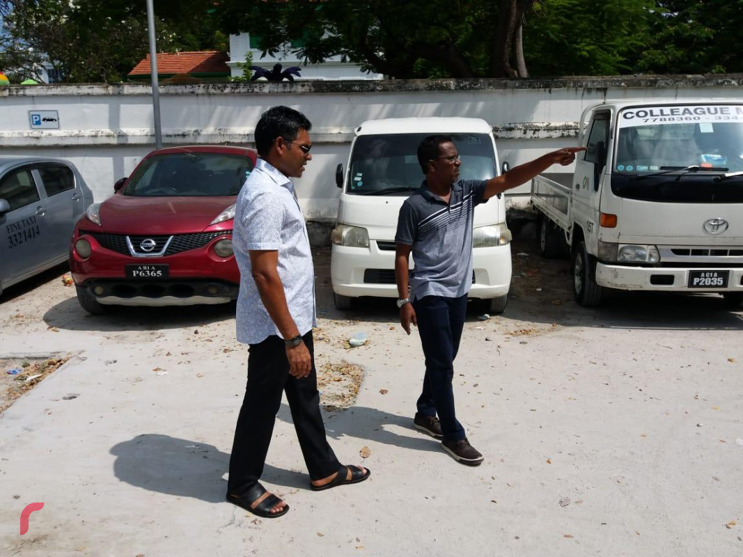 ކަޅުވަކަރު މިސްކިތް ބެހެއްޓުމަށް ހަމަޖެހިފައިވާ ސަރަހައްދު ނައިބް ރައީސް ބައްލަވާލައްވަނީ - މިސްކިތް ބެހެއްޓުމަށް ހަމަޖެހިފައިވާ ސަރަހައްދުގެ ކުރެހުންތައް ތައްޔާރުކުރުމަށް މަސައްކަތް އަންނަނީ ކުރަމުން -- ފޮޓޯ: ހެރިޓޭޖް މިނިސްޓްރީ