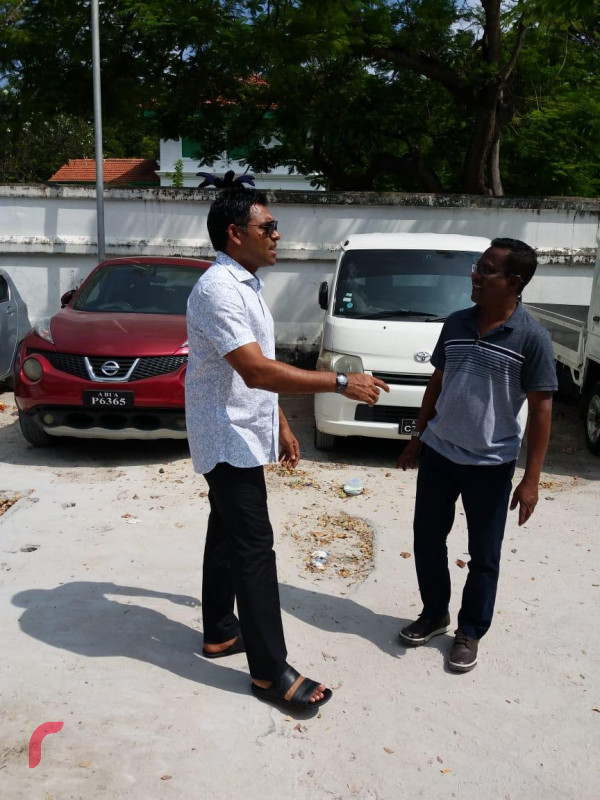 ކަޅުވަކަރު މިސްކިތް ބެހެއްޓުމަށް ހަމަޖެހިފައިވާ ސަރަހައްދު ނައިބް ރައީސް ބައްލަވާލައްވަނީ - ވަޒީރުންގެ މަޖިލީހުގެ މަޝްވަރާގެ މަތިން ރައިސުލް ޖުމްހޫރިއްޔާ އިބްރާހީމް މުހައްމަދު ސޯލިހް ކަޅުވަކަރު މިސްކަތް ބެހެއްޓެވުމަށް ނިންމަވާފައިވަނީ ޗާންދަނީމަގު، މެދުޒިޔާތްމަގާ ގުޅޭ ކަންމަތި (ކުރިން ދިރާގު ހެޑް އޮފީސް) ހުރި ބިމުގައި -- ފޮޓޯ: ހެރިޓޭޖް މިނިސްޓްރީ