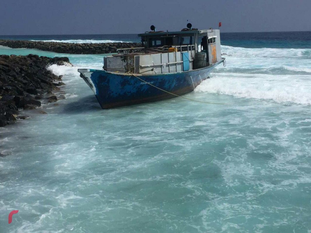 ފަޅުން ނުކުންނަން އުޅުނު ދޯންޏެއް ނެރުމައްޗަށް އެރި ދޯނި