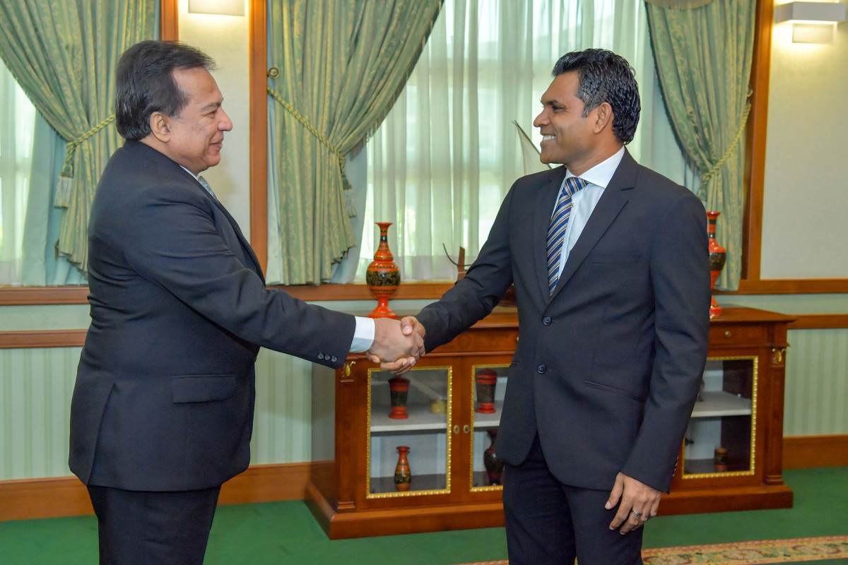 މިއަދުގެ ބައްދަލުކުރެއްވުމުގައި ރައީސުލްޖުމްހޫރިއްޔާގެ ނައިބާއި ސްރީލަންކާގެ ސަފީރުވެސް ވަނީ އެކި ދާއިރާތަކުން އެއްޤައުމުން އަނެއް ޤައުމަށް ދެއްވަމުން ގެންދަވާ އެއްބާރުލެއްވުމާއި އެހީތެރިކަން ފާހަގަކުރައްވައި އެކަމަށްޓަކައި ޝުކުރުއަދާކުރައްވައިފައި -- ފޮޓޯ: ރައީސް އޮފީސް