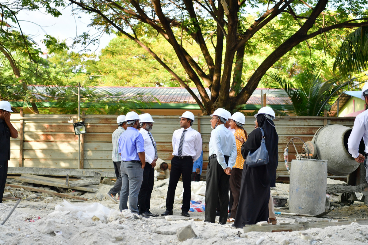 ސްކޫލުން އެއް ދަންފަޅީގައި ގާތްގަނޑަކަށް 1200 އެއްހާ ދަރިވަރުންނަށް ކިޔަވައިދެވޭނެ -- ފޮޓޯ: ރައީސް އޮފީސް