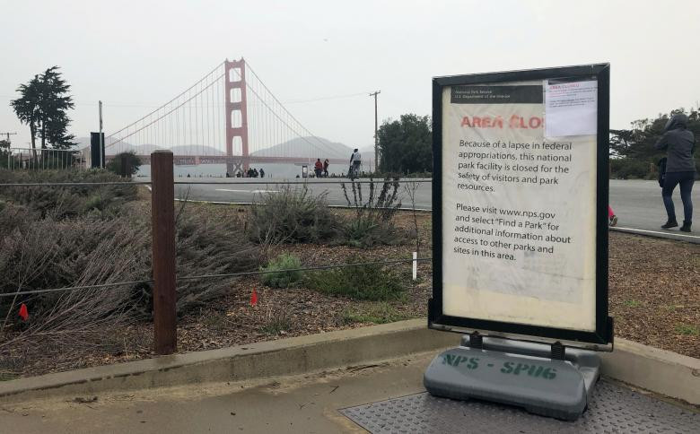 މެކްސިކޯ އާއި އެމެރިކާގެ ސަރަހައްދީ އިމުގައި ގާއިމުކުރާ ފާރުގެ ހަރަދު ހިމަނައިގެން ބަޖެޓު ފާސްކުރެވެންދެން ގޮތުގައި, ގޮތްދޫނުކުރައްވައި ހުންނަވާާނެ ކަމަށް ނައިބު ރައީސް މައިކް ޕެންސްވެސް ވަނީ ވިދާޅުވެފައި -- ފޮޓޯ: ރޮއިޓާސް