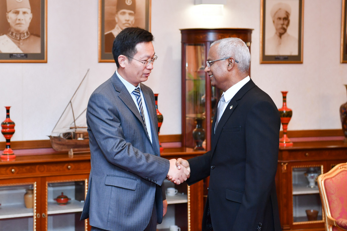 މީގެ އިތުރުން، މި ބައްދަލުކުރެއްވުމުގައި ޗައިނާގެ ސަފީރު ވަނީ ރާއްޖެއާ ޗައިނާއާ ދެމެދުގައި އޮތް ޚާރިޖީ ގުޅުން އިތުރަށް ބަދަހިކުރުމަށް އެއްބާރުލެއްވުން ދެއްވާނެކަމުގެ ޔަޤީންކަން ދެއްވާފަ -- ފޮޓޯ: ރައީސް އޮފީސް