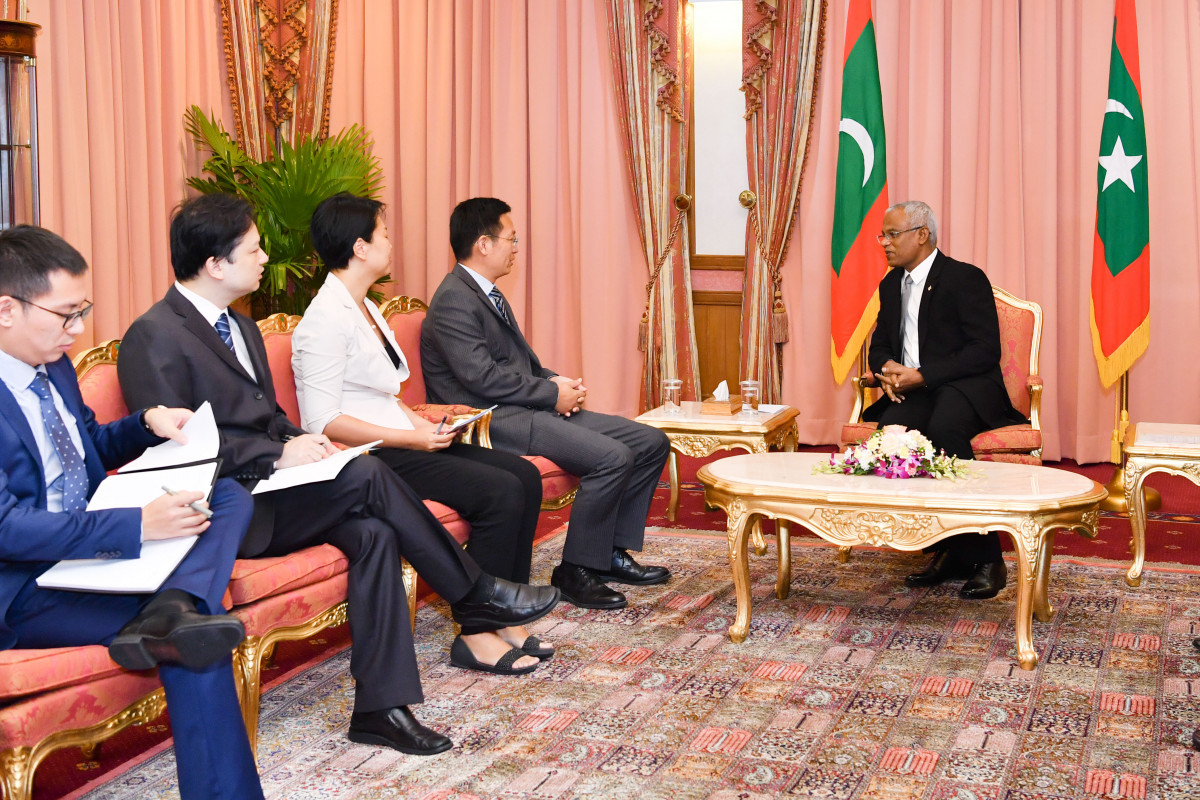 އެމަނިކުފާނު ވަނީ ޗައިނާއިން ރާއްޖެއަށް ފަތުރުވެރިން ގެނައުމުގައި އެޤައުމުން އެއްބާރުލުން ދެއްވާނެކަމަށް އުންމީދުކުރައްވާކަމުގައި ވިދާޅުވެފަ -- ފޮޓޯ: ރައީސް އޮފީސް