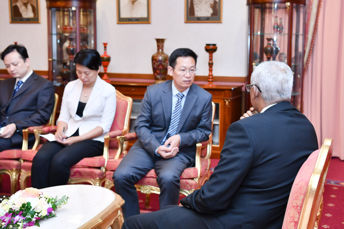 މިއަދުގެ ބައްދަލުކުރެއްވުން ނިންމަވާލައްވަމުން، ޗައިނާގެ ސަފީރު ވަނީ  ޗައިނާގެ ސަރުކާރާއި ރައްޔިތުންގެ ފަރާތުން ރައީސުލްޖުމްހޫރިއްޔާއަށް ހެޔޮއެދުންތައް އަރިސްކުރައްވާފަ -- ފޮޓޯ: ރައީސް އޮފީސް