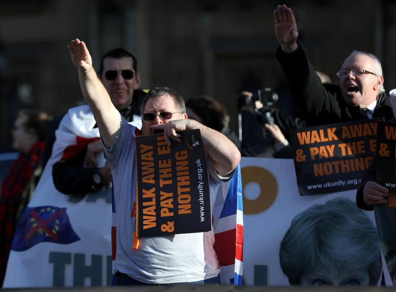 ބްރެކްސިޓްގެ މައްސަލާގައި އިނގެރޭސިވިލާތުގައި ކުރިއަށްދާ މުޒާހަރާތައް - އީޔޫގެ ގައުމުތަކުގައި ދިރިއުޅޭ އިނގިރޭސިވިލާތުގެ ރައްޔިތުންނާއި އިނގިރޭސިވިލާތުގައި ދިރިއުޅޭ އީޔޫ ގައުމުތަކުގެ ރައްޔިތުންނަށް ވާނެ ގޮތާއި ބެހޭގޮތުން އެއްބަސްވުުމުގައި ގިނަ ކަންތައްތަކެއްވޭ -- ފޮޓޯ: ރޮއިޓާސް