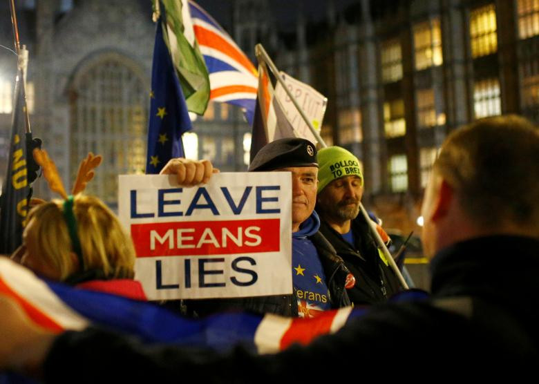 ބްރެކްސިޓްގެ މައްސަލާގައި އިނގެރޭސިވިލާތުގައި ކުރިއަށްދާ މުޒާހަރާތައް - އީޔޫއިން ވަކިވުމަށް އިނގިރޭސިިލާތުން އެ އިއްތިހާދަށް ދައްކަންޖެހޭ ފައިސާގެ އަދަދު (ގާތްގަނޑަކަށް 39 ބިލިއަން ޕައުންޑް) އަށްއަރާ -- ފޮޓޯ: ރޮއިޓާސް