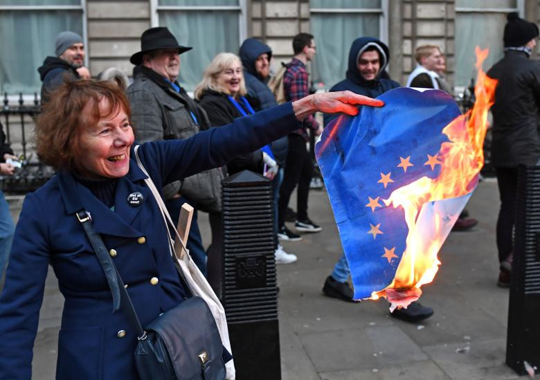 ބްރެކްސިޓްގެ މައްސަލާގައި އިނގެރޭސިވިލާތުގައި ކުރިއަށްދާ މުޒާހަރާތައް - އީޔޫ އާއި އިނގިރޭސިވިލާތާއި ގުޅޭ ނޮދަން އަޔަލަންޑާއި ރިޕަބްލިކް އޮފް އަޔަލަންޑާއި ދެމެދު ބޯޑަރެއް އަލުން ގާއިމުނުކޮށް ހެދޭނެ ގޮތަކާއި ބެހޭގޮތުން އެއްބަސްވުމުގައި ކަންތައްތައް ހިމަނާފައިވޭ -- ފޮޓޯ: ރޮއިޓާސް