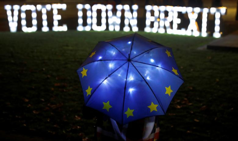 ބްރެކްސިޓްގެ މައްސަލާގައި އިނގެރޭސިވިލާތުގައި ކުރިއަށްދާ މުޒާހަރާތައް - މިހާރު ގާނޫނު ބުނާގޮތުން، އެ ތާރީހުގައި ޔޫކޭ ގަޑިން ރޭގަނޑު 11.00 ގައި އިނގިރޭސިވިލާތް އީޔޫ އިން ވަކިވާނެ -- ފޮޓޯ: ރޮއިޓާސް