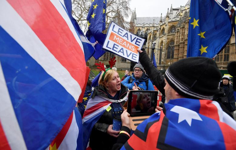 ބްރެކްސިޓްގެ މައްސަލާގައި އިނގެރޭސިވިލާތުގައި ކުރިއަށްދާ މުޒާހަރާތައް - އީޔޫ އާއި އިނގިރޭސިވިލާތާއި ގުޅޭ ނޮދަން އަޔަލަންޑާއި ރިޕަބްލިކް އޮފް އަޔަލަންޑާއި ދެމެދު ބޯޑަރުގައި ޗެކްޕޮއިންޓުތައް އަލުން ގާއިމުކުރަން ދެ ފަރާތުން ވެސް ބޭނުމެއްނުވެ -- ފޮޓޯ: ރޮއިޓާސް