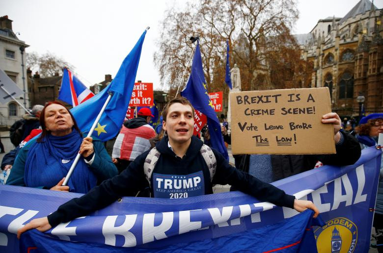 ބްރެކްސިޓްގެ މައްސަލާގައި އިނގެރޭސިވިލާތުގައި ކުރިއަށްދާ މުޒާހަރާތައް - މައިގަނޑު ގޮތެއްގައި ގިނަ މެމްބަރުން ކަންބޮޑުވުމަކީ، އީޔޫ އިން ވަކިވި ނަމަވެސް، އިނގިރޭސިވިލާތުގެ ކަންތައްތަކަށް އީޔޫގެ ބާރު އަދިވެސް ހިނގުމުގެ ދޮރު ހުޅުވިފައިވުން -- ފޮޓޯ: ރޮއިޓާސް