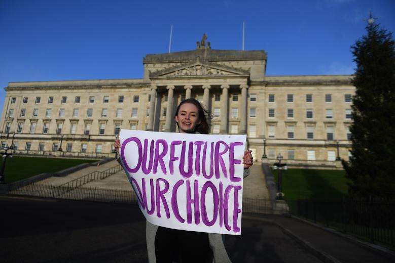 ބްރެކްސިޓްގެ މައްސަލާގައި އިނގެރޭސިވިލާތުގައި ކުރިއަށްދާ މުޒާހަރާތައް - އީޔޫއިން ވަކިވާން އިނގިރޭސިވިލާތުން ނިންމި ނިންމުން ބާތިލްކުރުމުގެ ބާރު އިނގިރޭސިވިލާތަށް ލިބިގެންވާކަމަށް އީޔޫގެ ކޯޓަކުން ދާދި ފަހުން ވަނީ ނިންމާފަ -- ފޮޓޯ: ރޮއިޓާސް