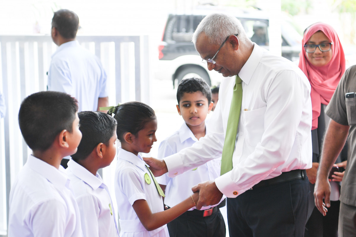 ޖެނުއަރީ 13، 2019: ހުޅުމާލޭގައި ހަދާފައިވާ ހުރަވީ ސްކޫލް ހުޅުވުމުގެ ރަސްމިއްޔާތުގައި ރައީސް ސޯލިހް ދަރިވަރުންނާ ސަލާމްކުރައްވަނީ