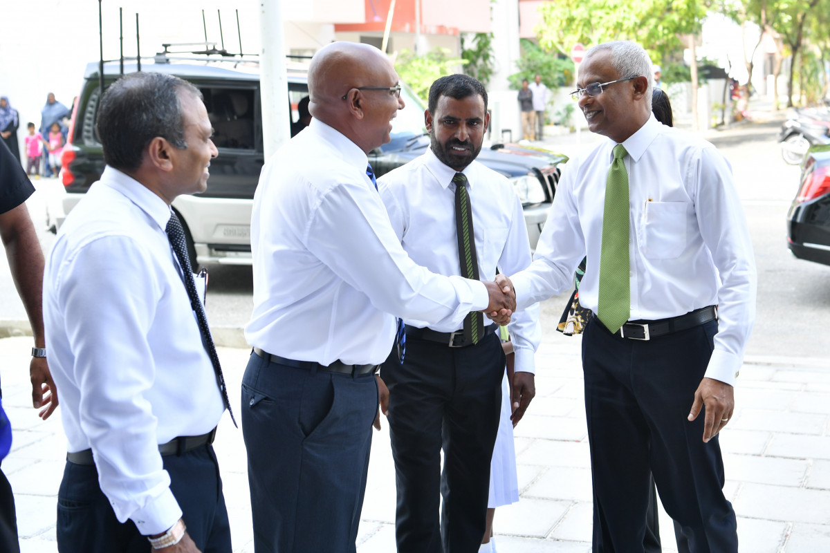 ޖެނުއަރީ 13، 2019: ހުޅުމާލޭގައި ހަދާފައިވާ ހުރަވީ ސްކޫލް ހުޅުވުމުގެ ރަސްމިއްޔާތުގައި ރައީސް ސޯލިހް، އެޗްޑީސީގެ މެނޭޖިން ޑިރެކްޓަރު ސުހައިލްއާ ސަލާމްކުރައްވަނީ