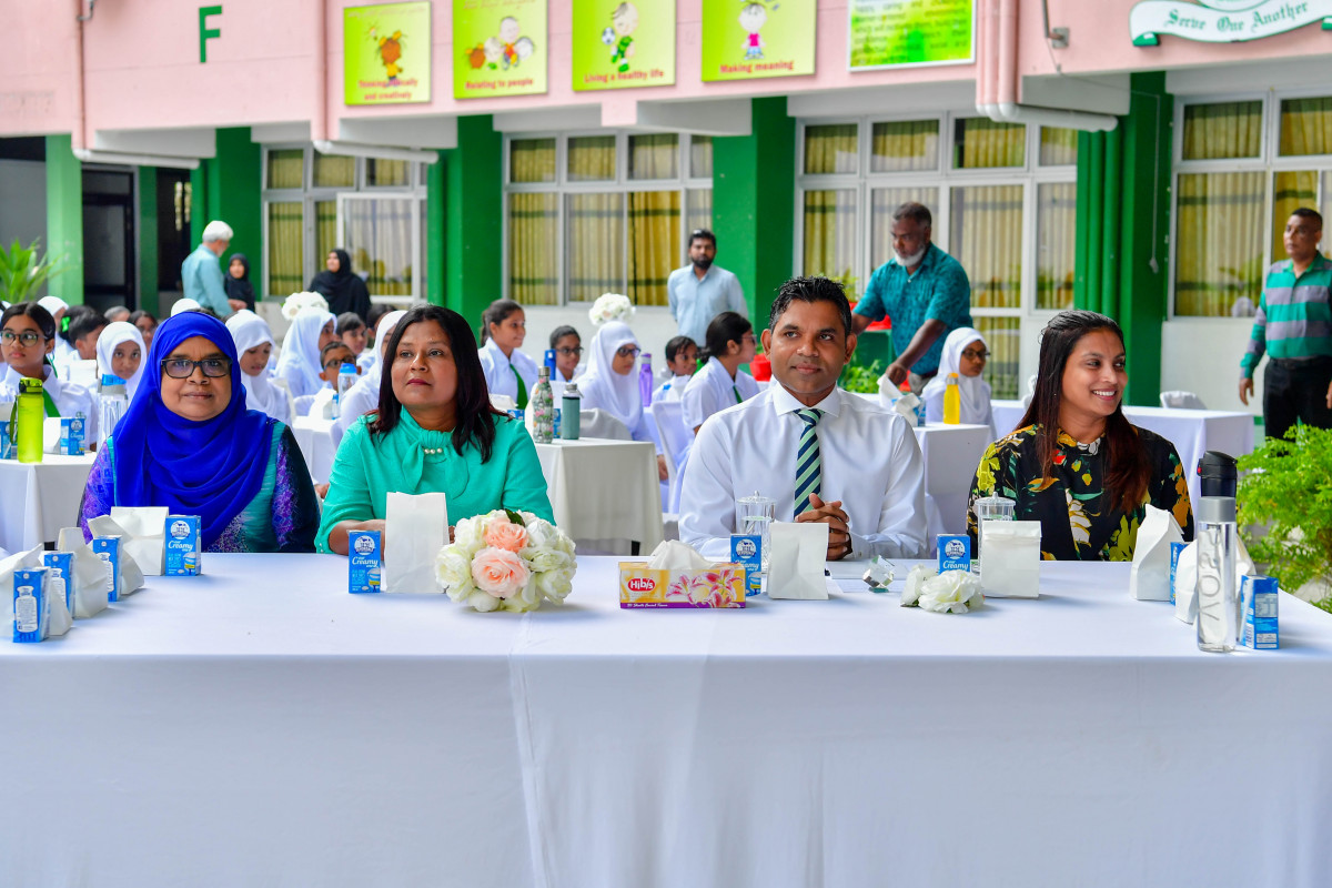 ޖެނުއަރީ 13، 2019: ސްކޫލް ދަރިވަރުންނަށް ހިލޭ ނާސްތާ ދިނުމުގެ ޕްރޮގްރާމް ފެށުމަށްޓަކައި އަމީނިއްޔާ ސްކޫލުގައި ބޭއްވި ރަސްމިއްޔާތުގެ ތެރެއިން