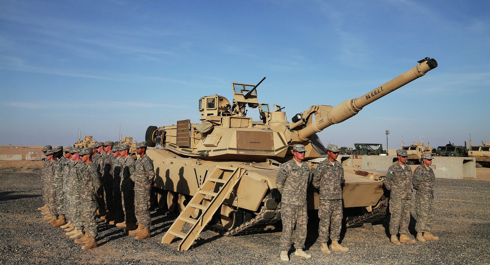 ސީރިޔާގެ ހަނގުރާމައިގައި ހަރަކާތްތެރިވާ އެމެރިކާ އަސްކަރިއްޔާގެ ޓޭންކަރެއް ކައިރީގައި ސިފައިންތަކެއް މަޑުކޮށްލައިގެން