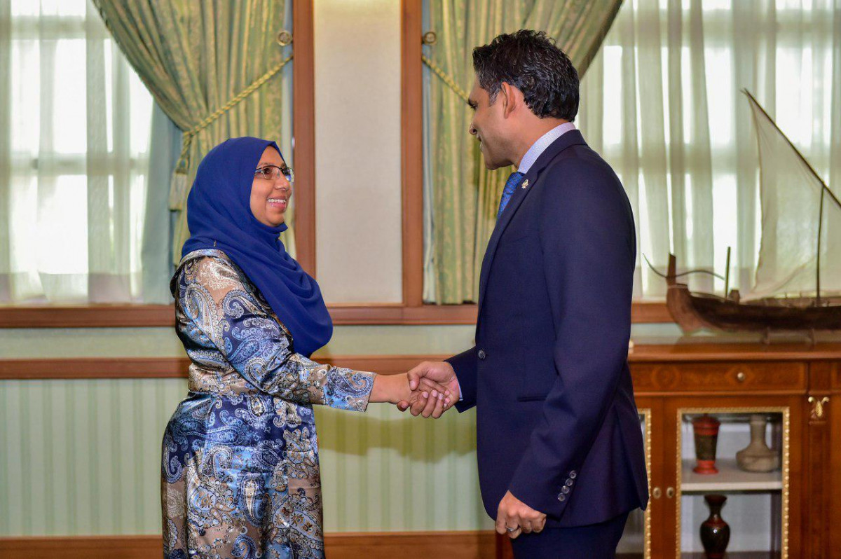 ނައިބް ރައީސް ފައިސަލް އާއި ޢާއިޝަތު މުޙައްމަދު ދީދީއާއި ސަލާމްކުރައްވަނީ