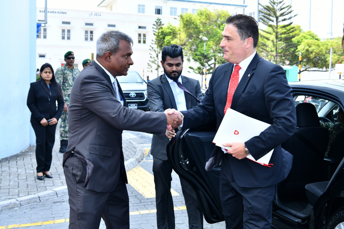 މިއަދު މެންދުރު ރައީސުލްޖުމްހޫރިއްޔާގެ އޮފީހުގައި ބޭއްވެވި މި ރަސްމިއްޔާތުގައި، ސްވިޒަރލެންޑްގެ އާ ސަފީރާ ރައީސުލްޖުމްހޫރިއްޔާ ބައްދަލުކުރައްވައި، އެމަނިކުފާނު ރާއްޖެ ވަޑައިގެންނެވިކަމަށްޓަކައި މަރުޚަބާ ވިދާޅުވެ ސަފީރުކަމާ ހަވާލުވެވަޑައިގަތުމާގުޅިގެން އެމަނިކުފާނަށް ތަޙުނިޔާ ވިދާޅުވި -- ފޮޓޯ: ރައީސް އޮފީސް