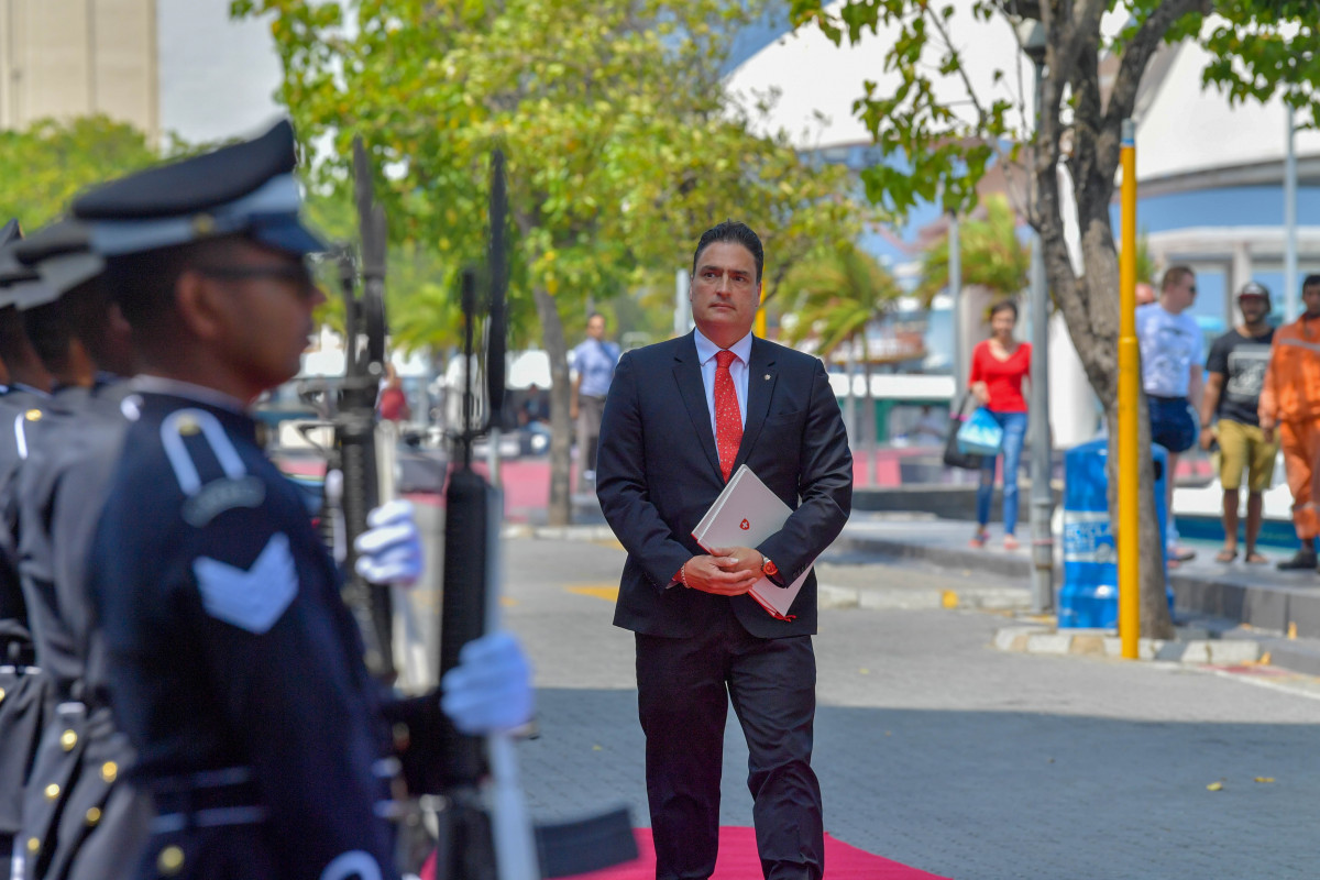 ސްވިޒަރލެންޑްގެ ސަފީރު ވަނީ މި ސަރުކާރުގެ ފުރަތަމަ 100 ދުވަހުގެ ވަޢުދުތައް ފުއްދުމުގައި ގެންގުޅުއްވާ ސިޔާސަތަކީ ވަރަށް ހިތްވަރުގަދަ ވަރުގަދަ ސިޔާސަތެއްކަން ހާމަކުރައްވައި އެކަމަށްޓަކައި ދިވެހި ސަރުކާރަށް ތަޢުރީފުކުރައްވައިފައި -- ފޮޓޯ: ރައީސް އޮފީސް