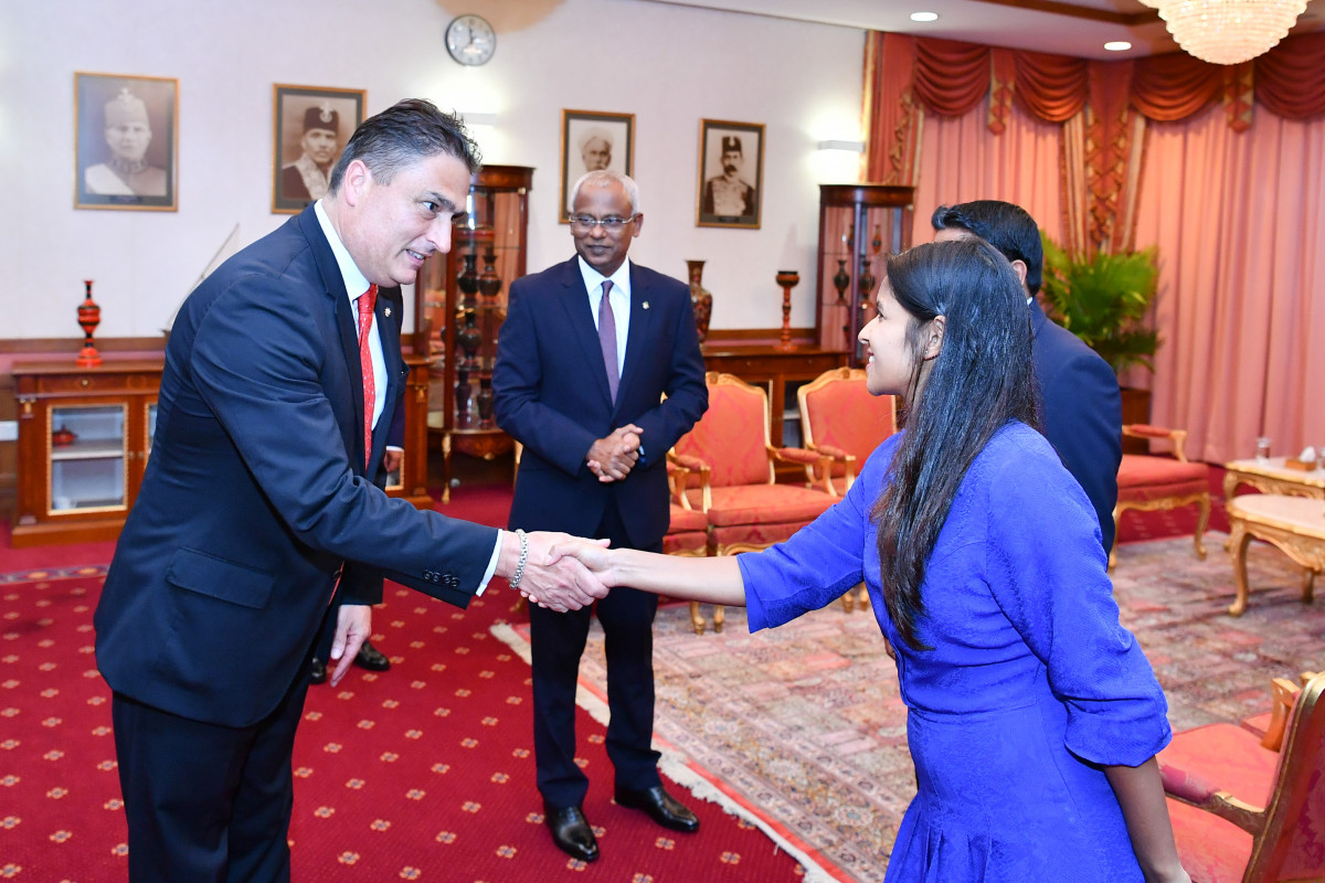 ރައީސުލްޖުމްހޫރިއްޔާ މިބައްދަލުވުމުގައި އިތުރަށް ދެއްކެވި ވާހަކަފުޅުގައި، ސްވިޒަރލެންޑާއެކު ވިޔަފާރީގެ ރޮނގުން ގުޅުން ބަދަހިކުރެއްވެން ހުރި ފުރުޞަތުތަކަކީ ކޮބައިތޯ ބައްލަވައި، އެދާއިރާއިން އިތުރަށް ގުޅުން ބަދަހި ކުރެއްވުމަށް ބޭނުންފުޅުވާކަން ވަނީ ހާމަކުރައްވައިފައި -- ފޮޓޯ: ރައީސް އޮފީސް