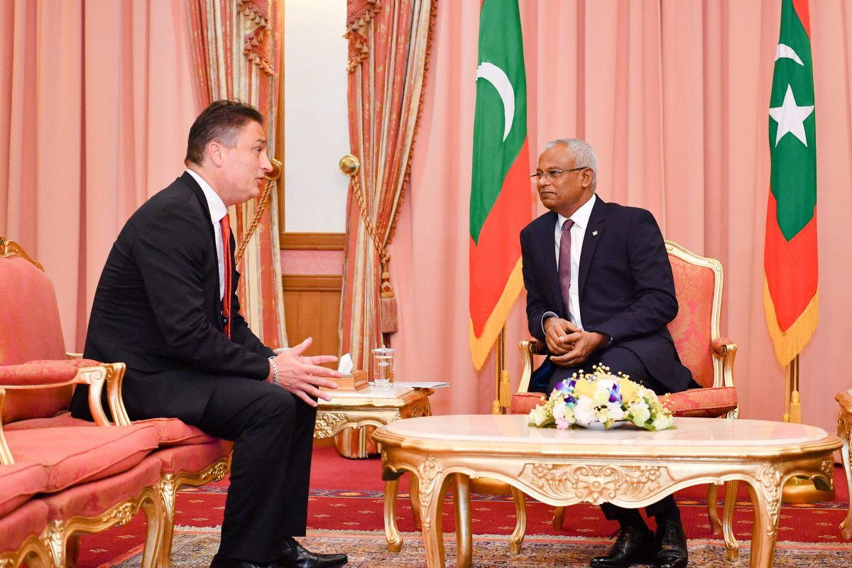 ރައީސުލްޖުމްހޫރިއްޔާ މިބައްދަލުވުމުގައި އިތުރަށް ދެއްކެވި ވާހަކަފުޅުގައި، ސްވިޒަރލެންޑާއެކު ވިޔަފާރީގެ ރޮނގުން ގުޅުން ބަދަހިކުރެއްވެން ހުރި ފުރުޞަތުތަކަކީ ކޮބައިތޯ ބައްލަވައި، އެދާއިރާއިން އިތުރަށް ގުޅުން ބަދަހި ކުރެއްވުމަށް ބޭނުންފުޅުވާކަން ވަނީ ހާމަކުރައްވައިފައި -- ފޮޓޯ: ރައީސް އޮފީސް