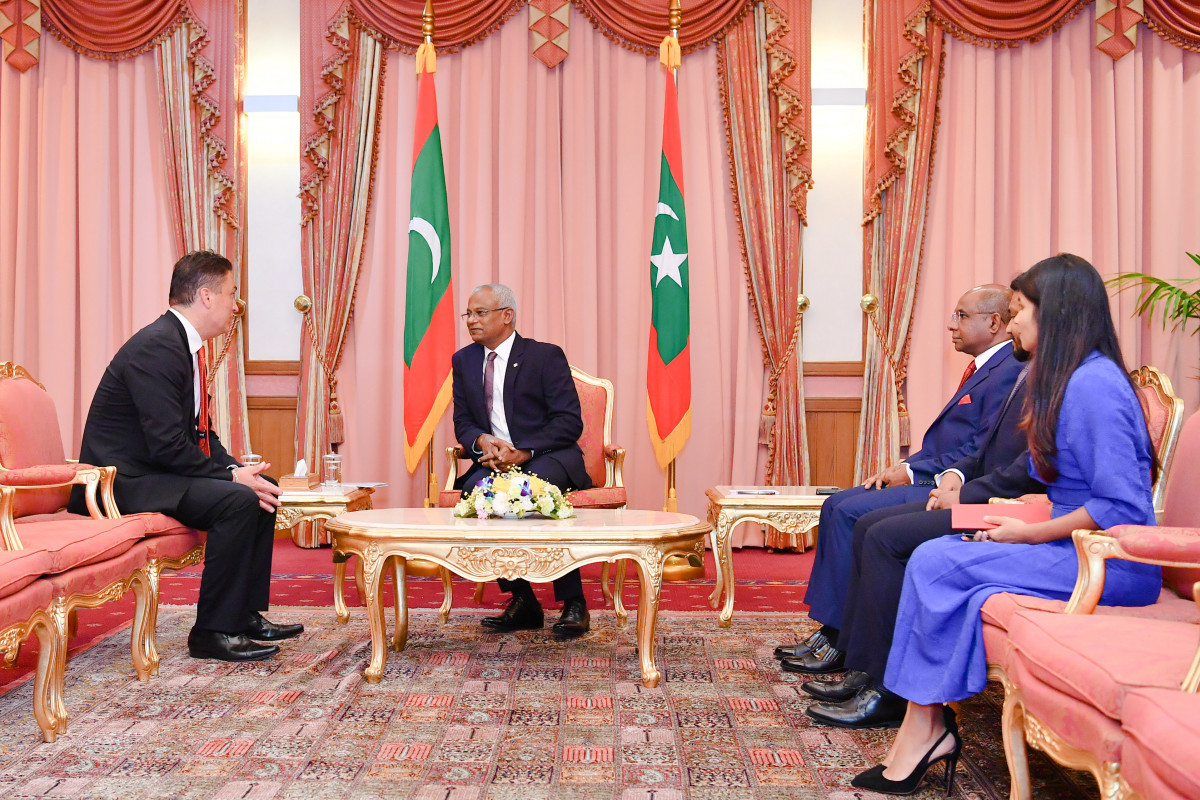 ދެބޭފުޅުންވެސް ވަނީ އިންސާނީ ޙައްޤުތައް ރައްކާތެރިކުރުމާއި ޑިމޮކްރަސީއާއި، ތިމާވެށި ރައްކާތެރި ކުރުމާއި ގުޅުންހުރި ދާއިރާތަކުން އިތުރަށް ގުޅުން ބަދަހިކުރެއްވުމާ ބެހޭގޮތުން މަޝްވަރާކުރައްވައިފައި -- ފޮޓޯ: ރައީސް އޮފީސް