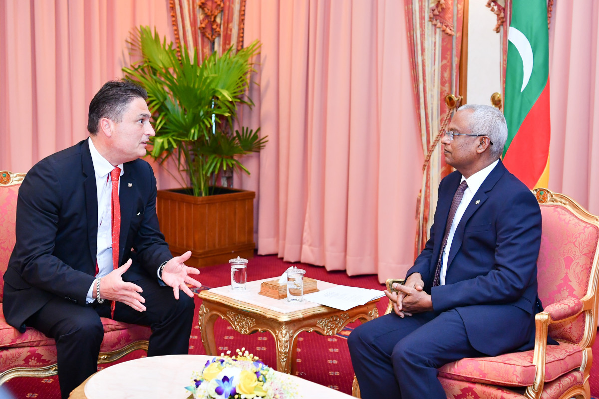 ރައީސުލްޖުމްހޫރިއްޔާއާއި ސްވިޒަރލެންޑްގެ އާ ސަފީރު ވަނީ ބައިނަލްއަޤްވާމީ މައިދާނުގައި ދެޤައުމުންވެސް ޤަބޫލުކުރާ ހަމަތަކާ އެއްގޮތްވާގޮތުގެ މަތިން ދެ ޤައުމުންވެސް އެކުގައި މަސައްކަތްކުރުމަށް ޝައުޤުވެރިވާކަން ފާޅުކުރައްވައިފަ -- ފޮޓޯ: ރައީސް އޮފީސް