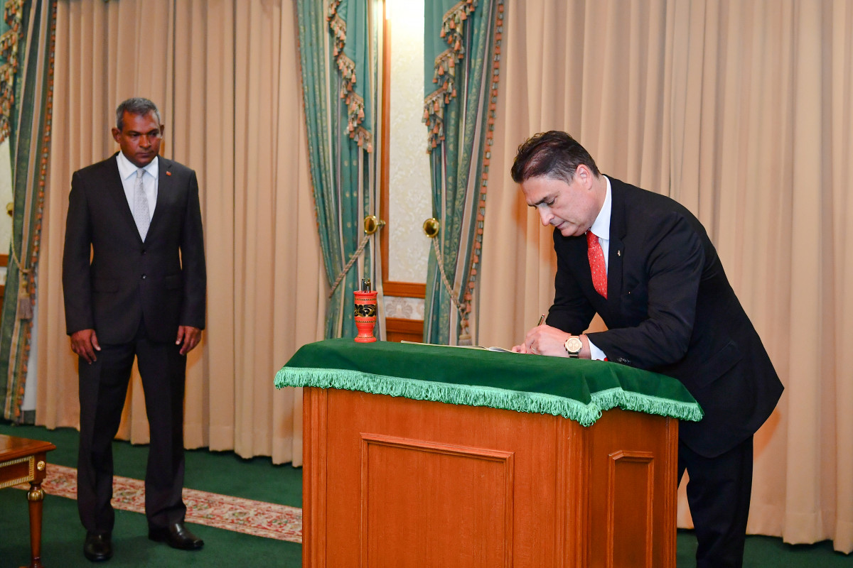 ރާއްޖެއިން ބޭނުންވާ އެހީތެރިކަމާއި އެއްބާރުލެއްވުން ސްވިޒަރލެންޑް ސަރުކާރުން ދެއްވާނެކަމުގައިވެސް ސްވިޒަރލެންޑްގެ ސަފީރު ވިދާޅުވި -- ފޮޓޯ: ރައީސް އޮފީސް