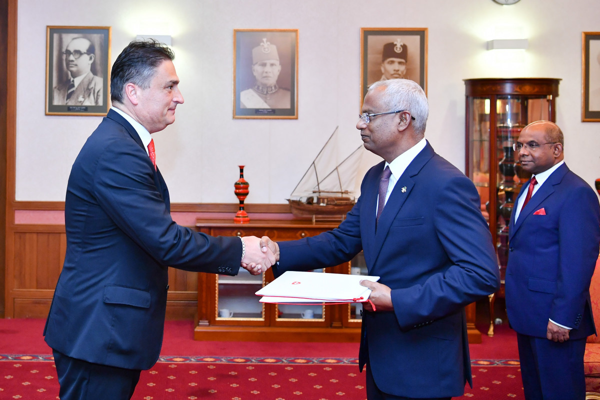 ސްވިޒަރލެންޑްގެ ސަފީރު ވަނީ މި ސަރުކާރުގެ ފުރަތަމަ 100 ދުވަހުގެ ވަޢުދުތައް ފުއްދުމުގައި ގެންގުޅުއްވާ ސިޔާސަތަކީ ވަރަށް ހިތްވަރުގަދަ ވަރުގަދަ ސިޔާސަތެއްކަން ހާމަކުރައްވައި އެކަމަށްޓަކައި ދިވެހި ސަރުކާރަށް ތަޢުރީފުކުރައްވައިފައި -- ފޮޓޯ: ރައީސް އޮފީސް