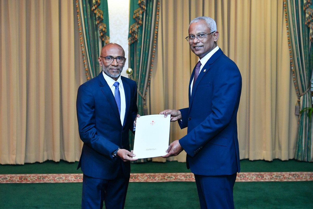 ޖަރުމަނުވިލާތަށް ދިވެހިރާއްޖެއިން ކަނޑައަޅުއްވާފައި ހުންނަވާ ސަފީރުކަމުގެ މަޤާމަށް ހެންވޭރު ސީވީޑް އަޙްމަދު ލަޠީފު އައްޔަނުކުރައްވައި މަޤާމުގެ ފަތްކޮޅު އަރުވަނީ -- ފޮޓޯ: ރައީސް އޮފީސް