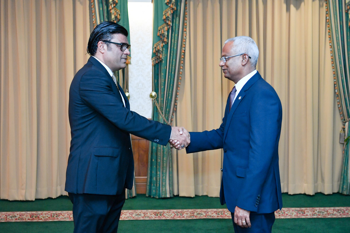 ސްރީލަންކާއަށް ދިވެހިރާއްޖެއިން ކަނޑައަޅުއްވާފައި ހުންނަވާ ސަފީރުކަމުގެ މަޤާމަށް، ހެންވޭރު ހިކިފިނިފެންމާގެ ޢުމަރު ޢަބްދުއްރައްޒާޤު އައްޔަނުކުރައްވައި، މަޤާމުގެ ފަތްކޮޅު އަރުވަނީ -- ފޮޓޯ: ރައީސް އޮފީސް