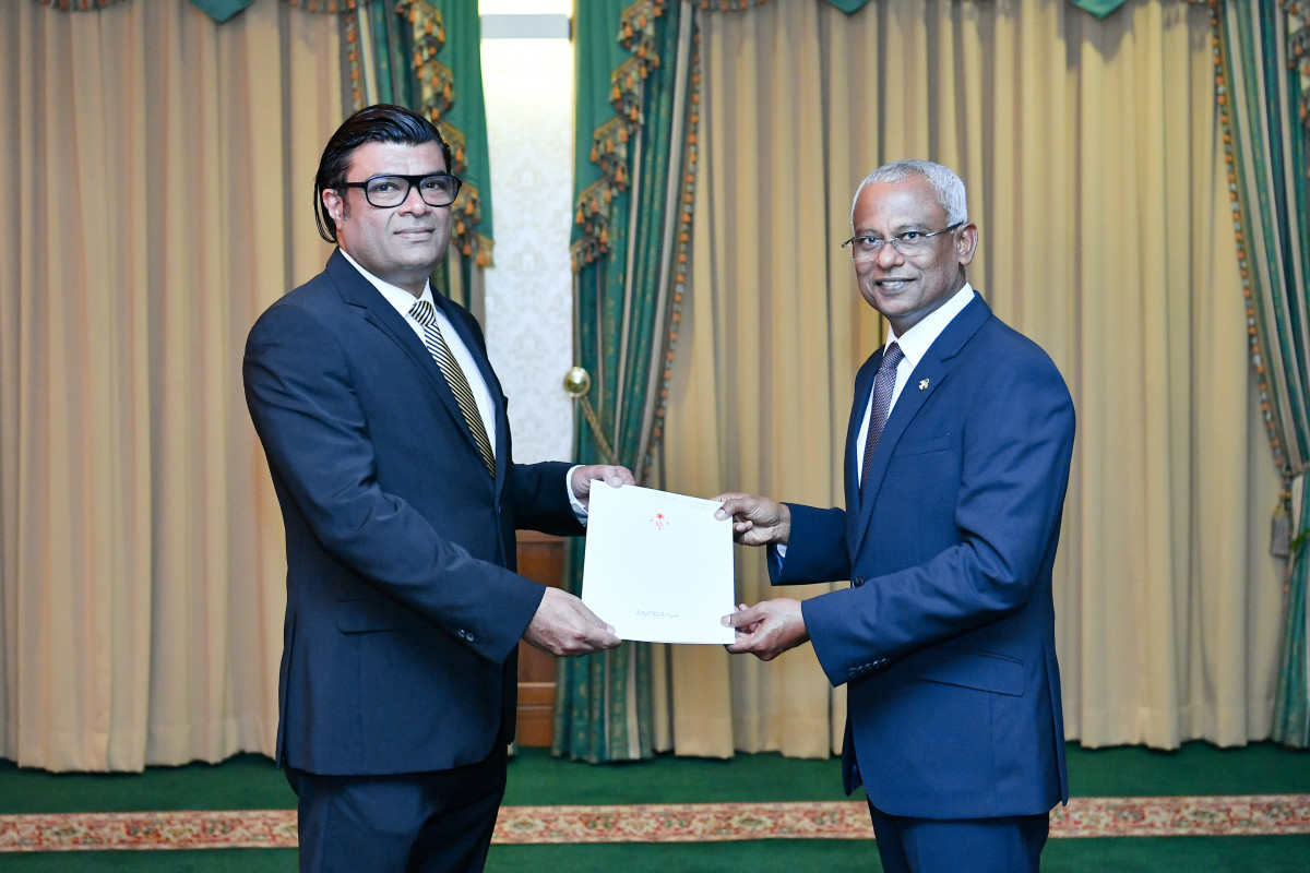 ޢުމަރު ޢަބްދުއްރައްޒާޤު ސްރީލަންކާގެ ސަފީރުކަމަށް އައްޔަނުކުރުމަށް މަޖިލީހުން ވަނީ ނިމުނު އަހަރު ރުހުންދީފައި -- ފޮޓޯ: ރައީސް އޮފީސް