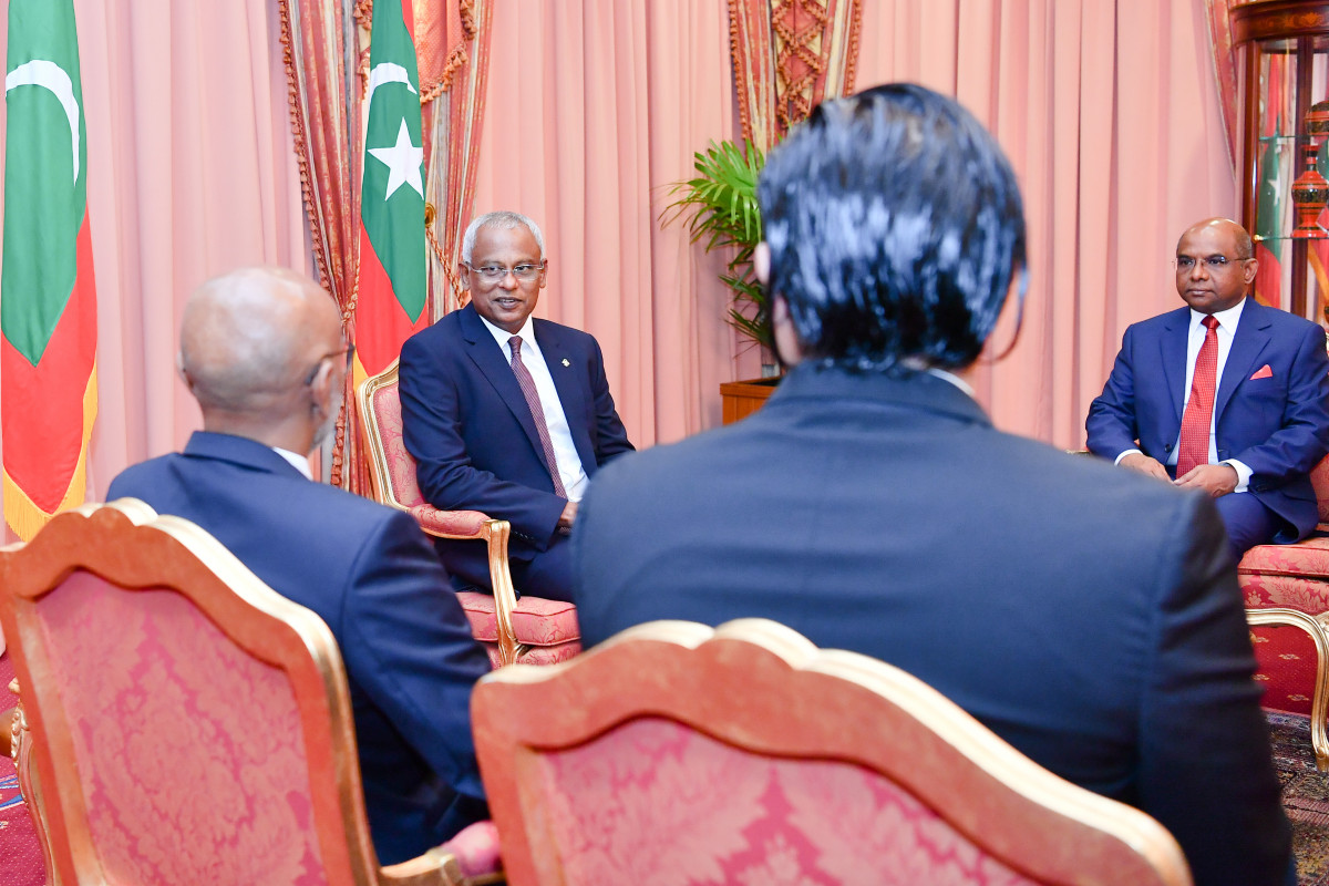 ސްރީލަންކާއަށް ދިވެހިރާއްޖެއިން ކަނޑައަޅުއްވާފައި ހުންނަވާ ސަފީރުކަމުގެ މަޤާމަށް ޢައްޔަނުކުރެއްވި ޢުމަރު ޢަބްދުއްރައްޒާޤަކީ، އޮސްޓްރޭލިއާގެ އެޑިތް ކޮވިން ޔުނިވަރސިޓީއިން މަރސްޓާސް އޮފް ބިޒްނަސް އެޑްމިނިސްޓްރޭޝަން ފުރިހަމަކުރައްވާފައިވާ ބޭފުޅެއް -- ފޮޓޯ: ރައީސް އޮފީސް