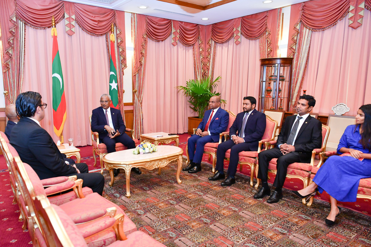 ޢުމަރު ޢަބްދުއްރައްޒާޤު މީގެކުރިން ފުރުއްވާފައިވާ މަޤާމުތަކުގެ ތެރޭގައި، މިނިސްޓަރ އޮފް ސްޓޭޓް ފޮރ ހޯމް އެފެއާޒްގެ މަޤާމާއި، މިނިސްޓްރީ އޮފް ފިނޭންސް އެންޑް ޓްރެޒަރީގައި ބޭރުގެ ބޭންކްތަކުން ހިންގާ ޕްރޮޖެކްޓްތައް މޮނިޓަރިންގެ މަސައްކަތާއި، މޯލްޑިވްސް ޔުނައިޓެޑް އޮޕޮޒިޝަނުގެ ޝެޑޯ ފޮރިން ސެކްރެޓަރީގެ މަޤާމު ހިމެނެ -- ފޮޓޯ: ރައީސް އޮފީސް