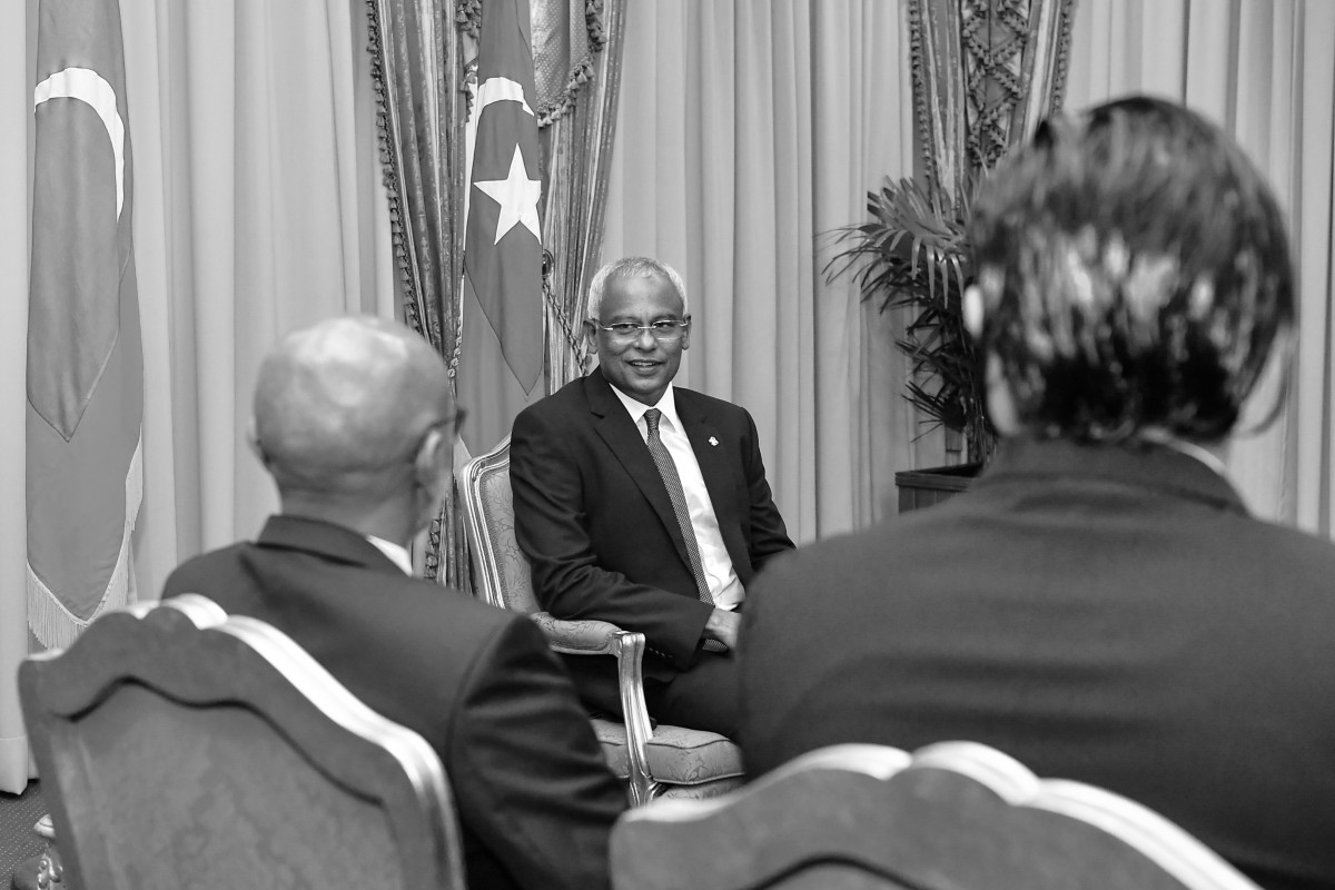 ޢުމަރު ޢަބްދުއްރައްޒާޤަކީ، މިހާރުވެސް ޖޮއިންޓް އޮޕޮޒިޝަން ފޮރިން ރިލޭޝަން ކޮމިޓީގެ މެމްބަރުކަން އަދާކުރައްވަމުން ގެންދަވާ ބޭފުޅެއް -- ފޮޓޯ: ރައީސް އޮފީސް