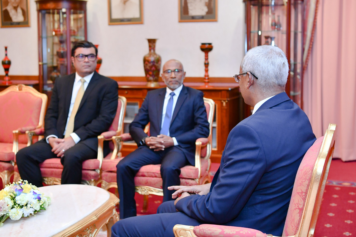 އަޙްމަދު ލަޠީފް އެންމެ ފަހުން އަދާކުރައްވާފައިވަނީ ރައީސުލްޖުމްހޫރިއްޔާ އިބްރާޙީމް މުޙައްމަދު ޞާލިޙް، ޢައްޔަނު ކުރެއްވި ޑިރެކްޓަރ ޖެނެރަލް އޮފް ޓްރާންސިޝަންގެ މަޤާމު -- ފޮޓޯ: ރައީސް އޮފީސް