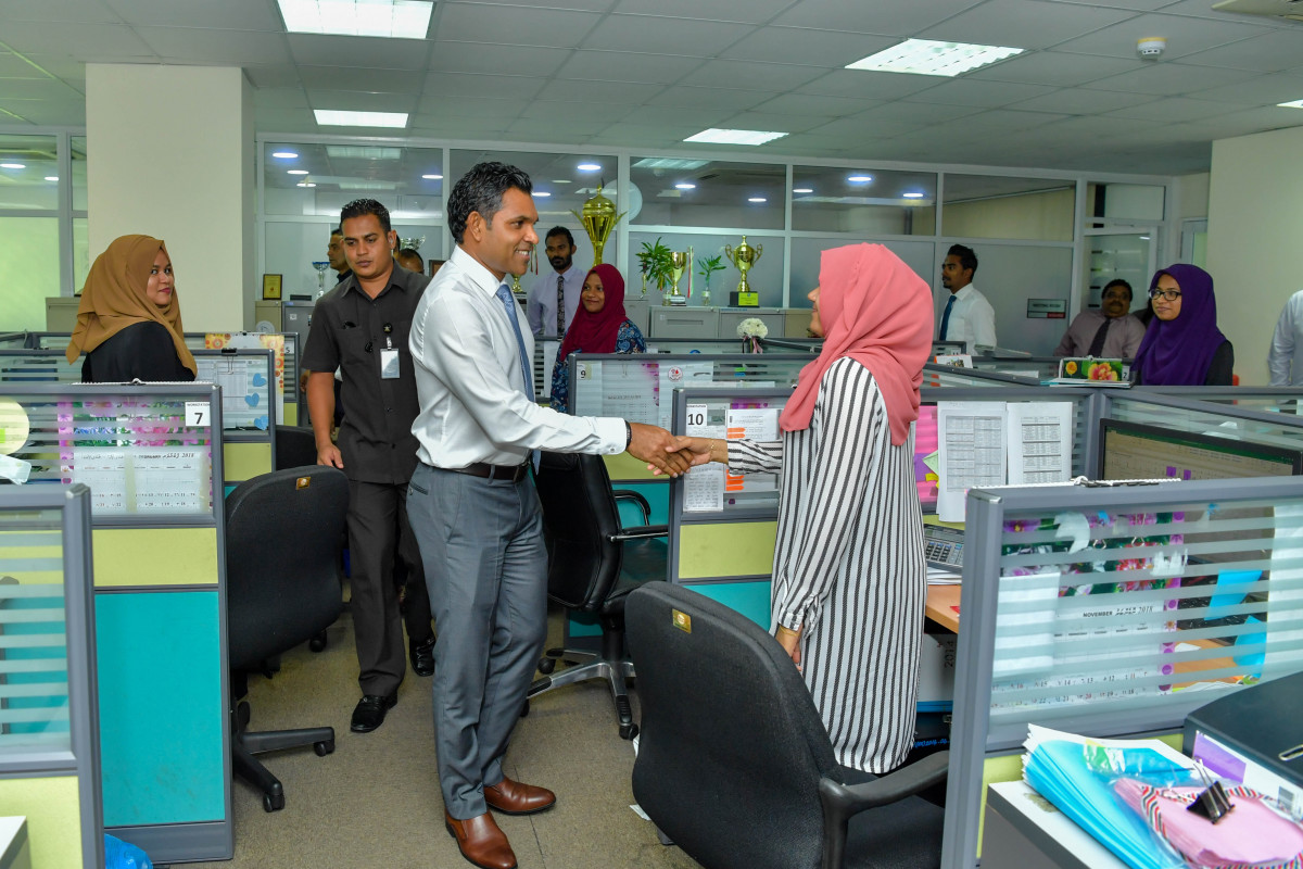 ރައީސުލްޖުމްހޫރިއްޔާގެ ނައިބު ފައިޞަލް ނަސީމް، މިނިސްޓްރީ އޮފް ޔޫތް ސްޕޯޓްސް އެންޑް ކޮމިއުނިޓީ އެމްޕަވަރމަންޓަށް މިއަދު ހެނދުނު ޒިޔާރަތްކުރައްވައި، އެތަނުގެ މަސައްކަތްތައް ކުރިއަށް ދާގޮތް ބައްލަވައިލެއްވުން -- ފޮޓޯ: ރައީސް އޮފީސް