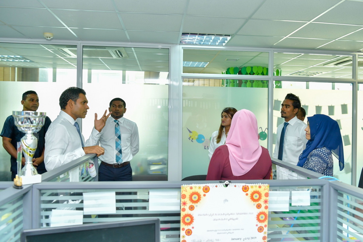 ރައީސުލްޖުމްހޫރިއްޔާގެ ނައިބު ފައިޞަލް ނަސީމް، މިނިސްޓްރީ އޮފް ޔޫތް ސްޕޯޓްސް އެންޑް ކޮމިއުނިޓީ އެމްޕަވަރމަންޓަށް މިއަދު ހެނދުނު ޒިޔާރަތްކުރައްވައި، އެތަނުގެ މަސައްކަތްތައް ކުރިއަށް ދާގޮތް ބައްލަވައިލެއްވުން -- ފޮޓޯ: ރައީސް އޮފީސް