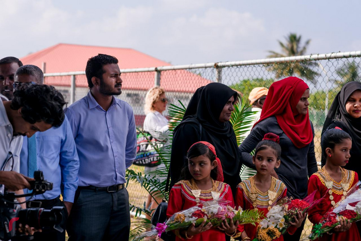 ރައީސް އިބްރާހިމް މުހައްމަދު ސޯލިހަށް މަރުހަބާ ދެންނެވުމަށް، ލ. އަތޮޅުގެ ރައްޔިތުން އެއާޕޯޓްގައި -- ފޮޓޯ: ރާއްޖެ.އެމްވީ