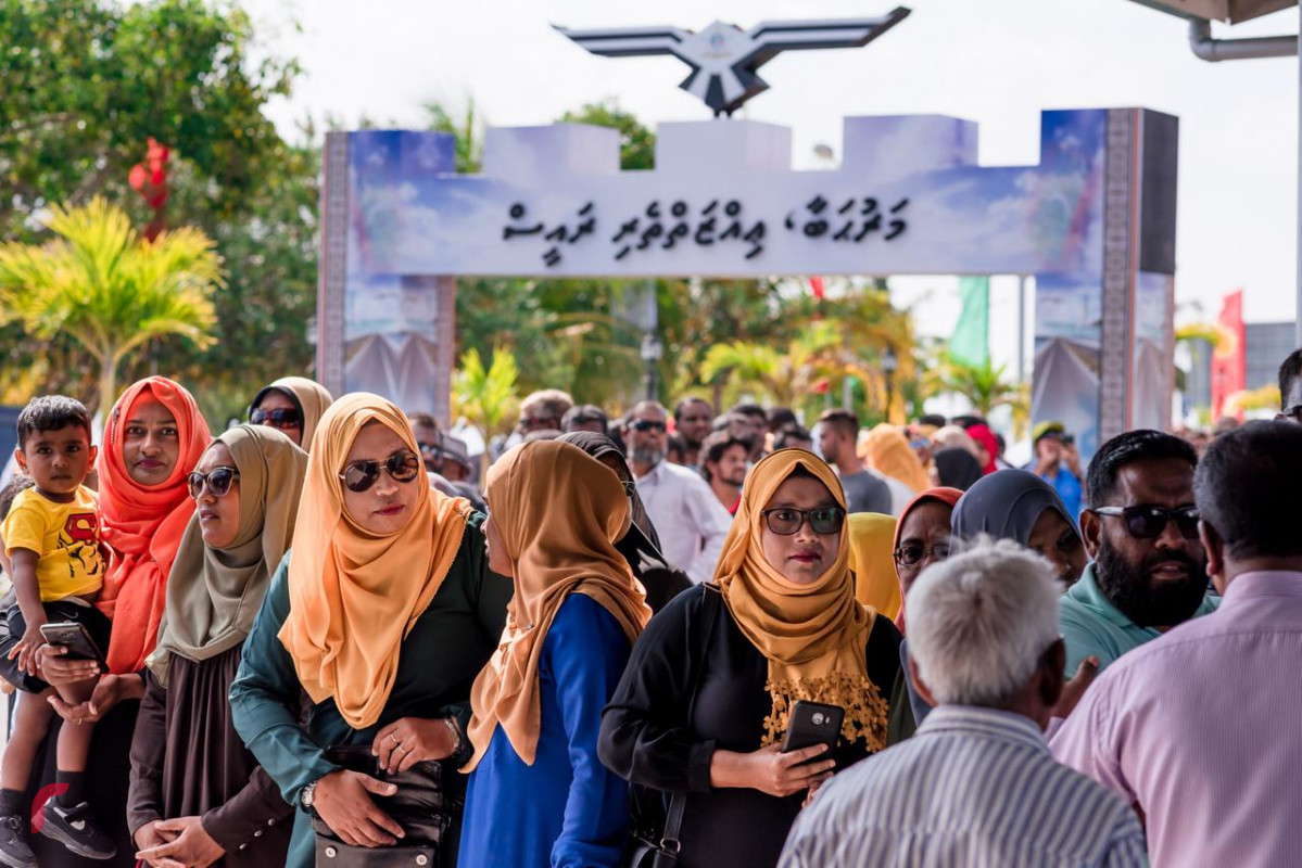 ރައީސް އިބްރާހިމް މުހައްމަދު ސޯލިހަށް މަރުހަބާ ދެންނެވުމަށް، ލ. އަތޮޅުގެ ރައްޔިތުން އެއާޕޯޓްގައި - ރައީސް ސޯލިހަށް ހޫނު މަރުހަބާއެއް އެ އަތޮޅު ރައްޔިތުން ދަންނަވާފައިވޭ -- ފޮޓޯ: ރާއްޖެ.އެމްވީ