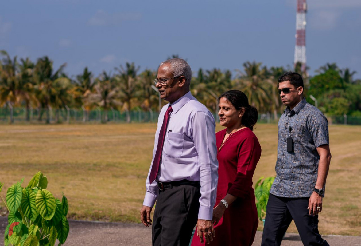 ރައީސް އިބްރާހިމް މުހައްމަދު ސޯލިހް، ލ. ކައްދޫ އެއާޕޯޓްގައި - ރައީސް ސޯލިހާއެކު އެމަނިކުފާނުގެ އަނބިކަނބަލުންވެސް މި ދަތުރުފުޅުގައި ބައިވެރިވެވަޑައިގަންނަވާ -- ފޮޓޯ: ރާއްޖެ.އެމްވީ