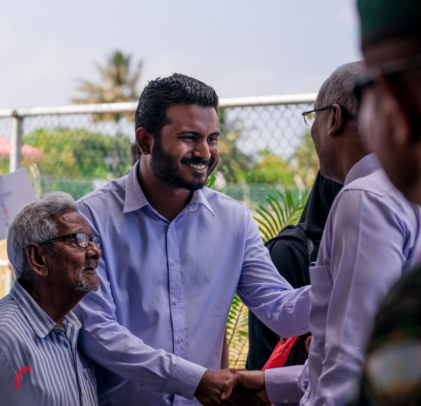 ރައީސް އިބްރާހިމް މުހައްމަދު ސޯލިހް، ލ. ގަމު ދާއިރާއަށް އެމްޑީޕީ ޓިކެޓްގައި ވާދަކުރައްވާ މުހައްމަދު ވިސާމާ ސަލާމްކުރައްވަނީ -- ފޮޓޯ: ރާއްޖެ.އެމްވީ