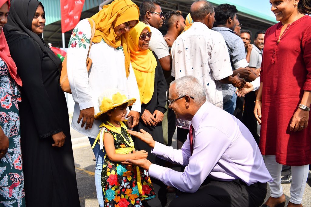 ރައީސް އިބްރާހިމް މުހައްމަދު ސޯލިހަށް މަރުހަބާ ދެންނެވުމަށް ލ. އަތޮޅުގެ ގިނަ ރައްޔިތުން އެއާޕޯޓަށް ގޮސްފައިވޭ -- ފޮޓޯ: ރާއްޖެ.އެމްވީ